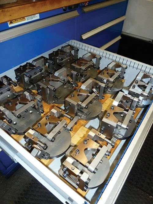 pallets with attached fixtures for thread milling